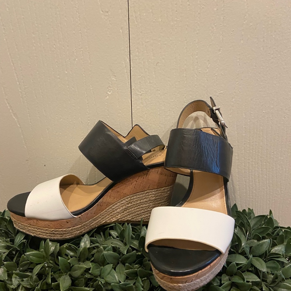Antonio Melani Black & White Block
Platform Wedge Size 7.5 - Picture 2 of 6
